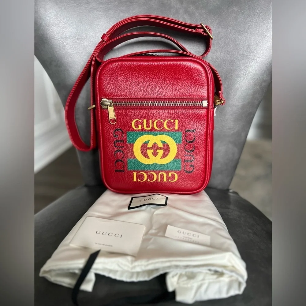 GUCCI Logo Print Leather Grained Calfskin Logo Messenger Bag Hibiscus Red